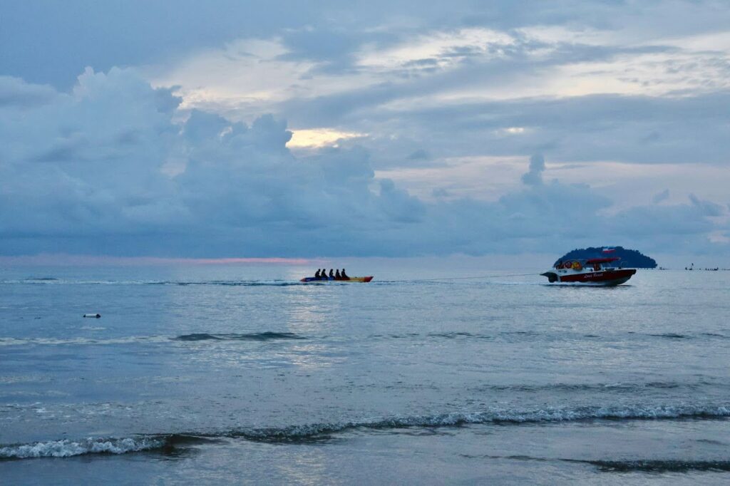 Passeio de banana boat em Porto Belo SC com turistas no mar